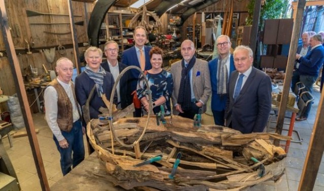 • De presentatie van het wiegje met de betrokkenen bij het project.