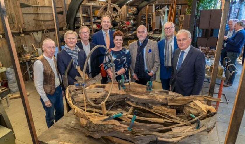 • De presentatie van het wiegje met de betrokkenen bij het project.