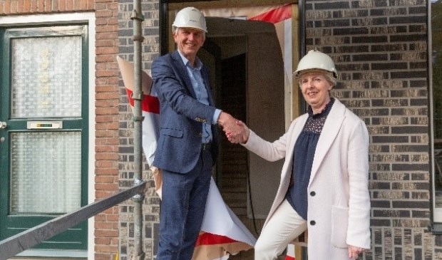 • Met een handdruk wordt de start van de renovatie beklonken.