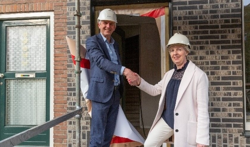 • Met een handdruk wordt de start van de renovatie beklonken.