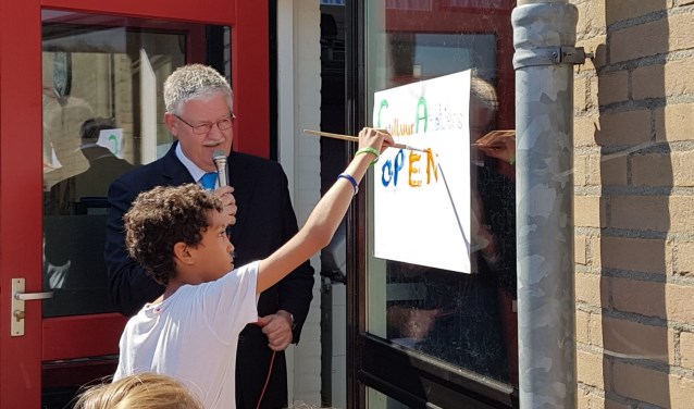 Wethouder opent expositie school Varik