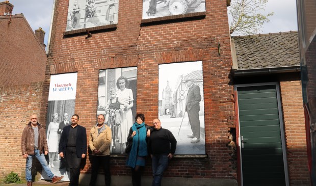 • Het verfraaide pand met foto's, met de initiatiefnemers