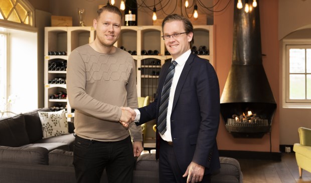 • John van Krimpen en Maurits Visser schudden elkaar de hand.