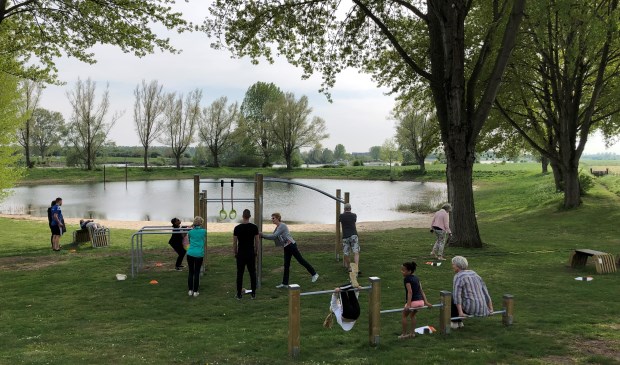 • De sporttoestellen staan bij het Gelre's End.