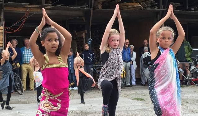 • Kinderen dansen tijdens een eerdere editie van Ontmoet & Proef.