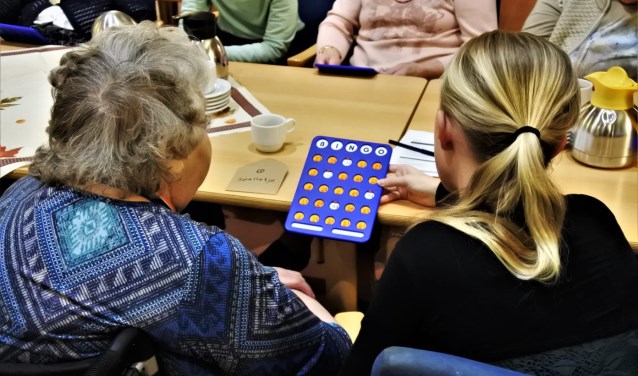 • Jongeren zorgen voor een gezellige avond voor ouderen, in de strijd tegen eenzaamheid.