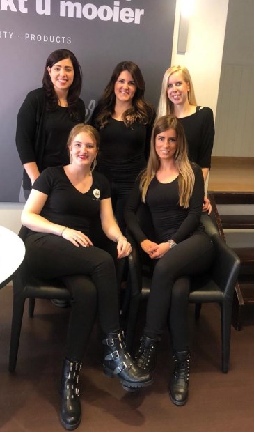 Roos Meijndert, Rebecca Bouman, Mariëtte Schonenberg, Ilana Mulder en Joanita Vos hebben de intensieve kleurtraining gevolgd.