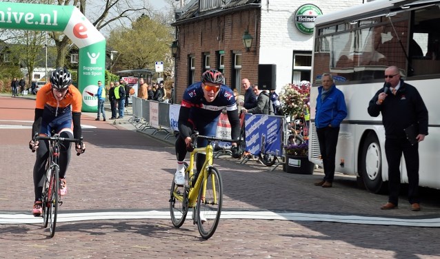 • Tijmen Pesselse (r) wint de funklasse.