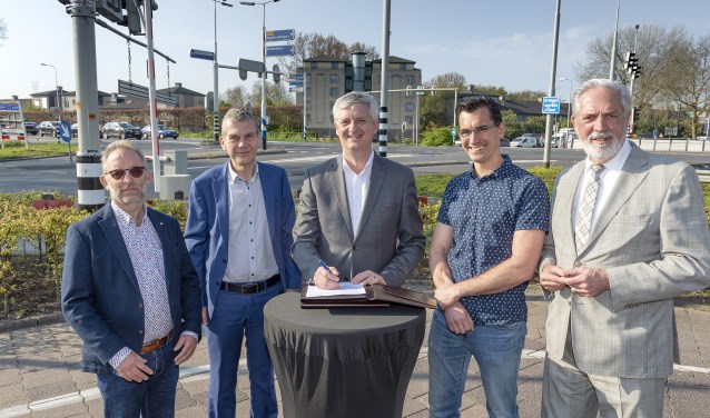 • De heer A. Molenaar (A. Molenaar Civiel BV), de heer P. van Voorden (Van Hattum en Blankevoort BV), wethouder Anthon Timm (gemeente Krimpen aan den IJssel), de heer M. Borreman (Arma Infra BV) en de heer T. de Wit (Aannemers- en Wegenbouwbedrijf Versluys & Zoon BV).