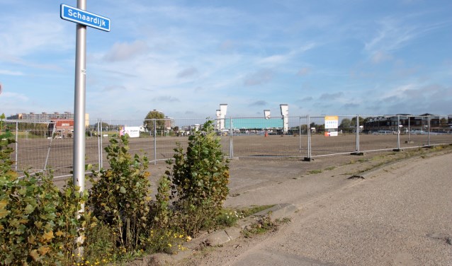 • Het vervuilde EMK-terrein in de Stormpolder.