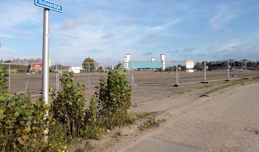 • Het vervuilde EMK-terrein in de Stormpolder.