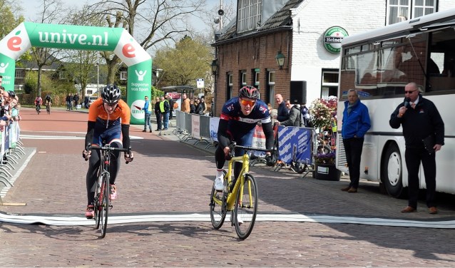 • Tijmen Pesselse (r) wint de funklasse in Lexmond.
