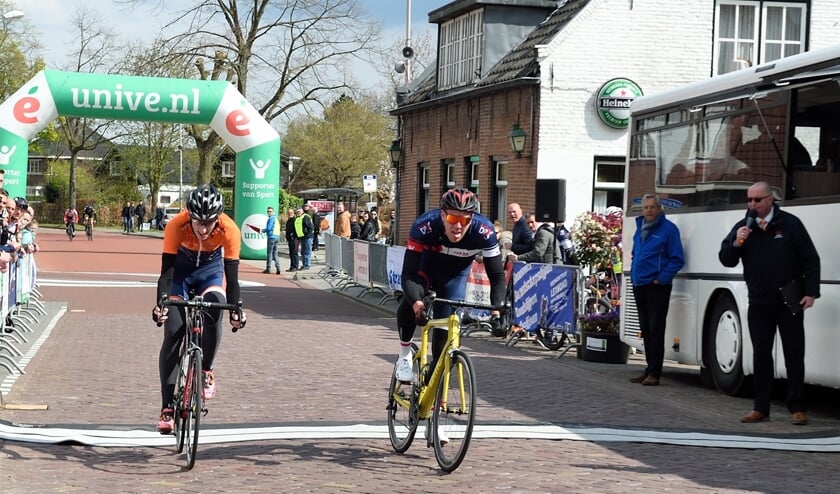 • Tijmen Pesselse (r) wint de funklasse in Lexmond.