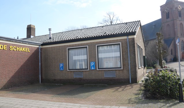 • Dorpshuis De Schakel met op de achtergrond de Hervormde kerk