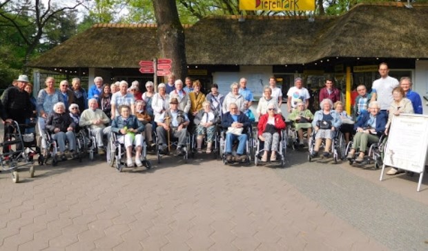 • Groepsfoto in het dierenpark.