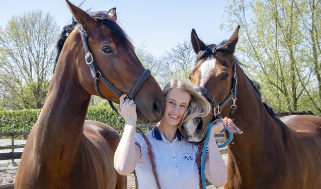 • Benth met haar paarden.