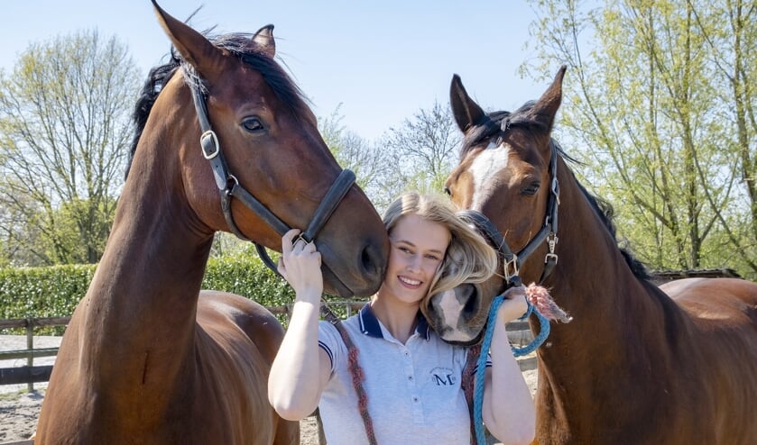 • Benth met haar paarden.