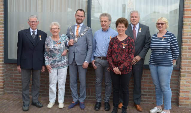 • De gedecoreerden met burgemeester Laurens de Graaf.