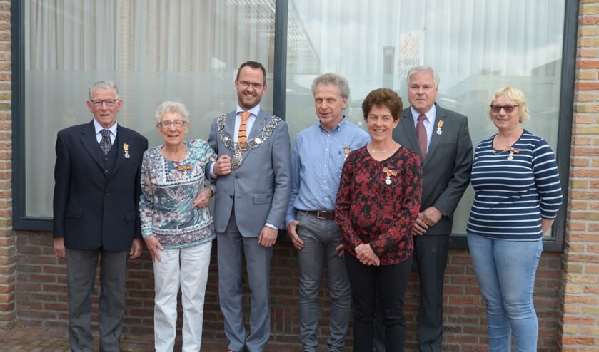 • De gedecoreerden met burgemeester Laurens de Graaf.
