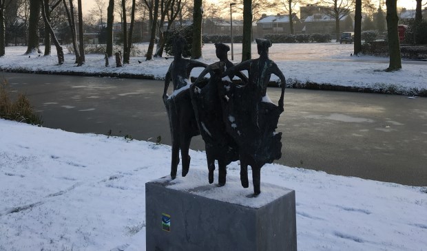 • Het beeld 'Menuette', gefotografeerd op een winterse dag.