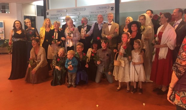 • De modeshow met kleding en rekwisieten uit de kringloopwinkel trok veel bekijks.