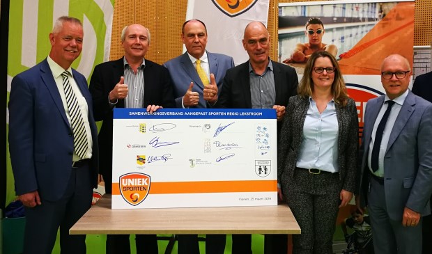 • De wethouders met de overeenkomst.