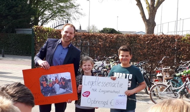 De opbrengst van de flessenactie werd door Boon's markt afgerond naar €800