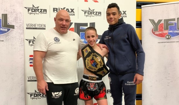 • Tygo de Jong met John en Yamani Hardenbol .