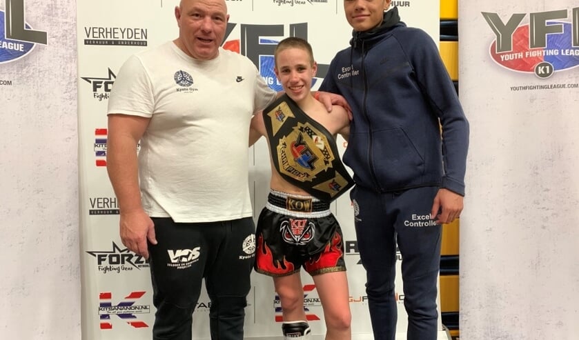 • Tygo de Jong met John en Yamani Hardenbol .