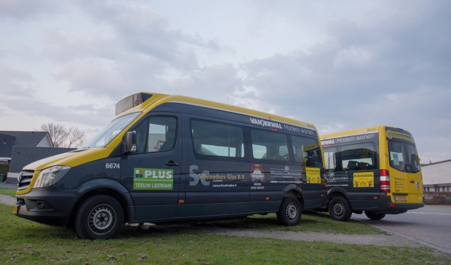 • De nieuwe bussen van de buurtbus met de namen van de sponsoren.