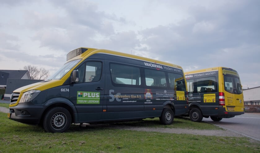 • De nieuwe bussen van de buurtbus met de namen van de sponsoren.