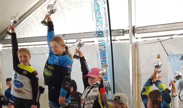 • Hailey (in het blauw) op het hoogste podium.