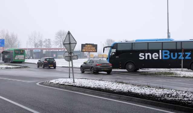 • Een van de haltes van Qbuzz bij de A27/N214, die als onveilig wordt ervaren.