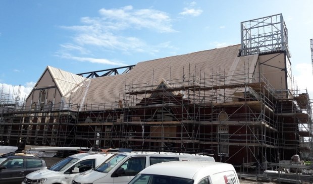 • Het in aanbouw zijnde kerkgebouw aan de Drossaardslaan.