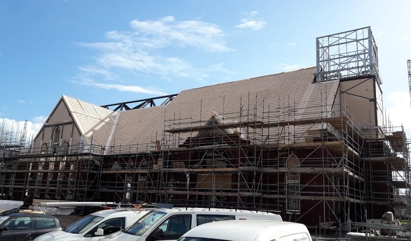 • Het in aanbouw zijnde kerkgebouw aan de Drossaardslaan.