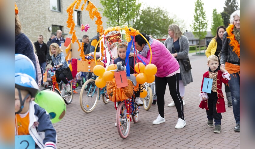 Een optocht met versierde fietsen doet het altijd goed.