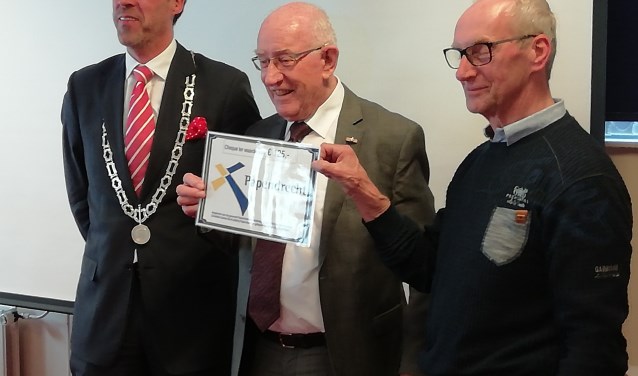 overhandigen cheque aan de voorzitters