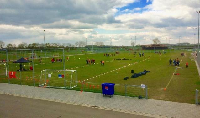 het voetbalcomplex met groepen sportende kinderen van de Franciscus