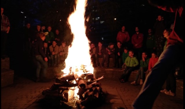 Leden van Scouting van Brederode bij het kampvuur