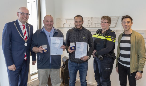 • Burgemeester Martijn Vroom reikte de heldenpenning uit aan de twee Krimpenaren.