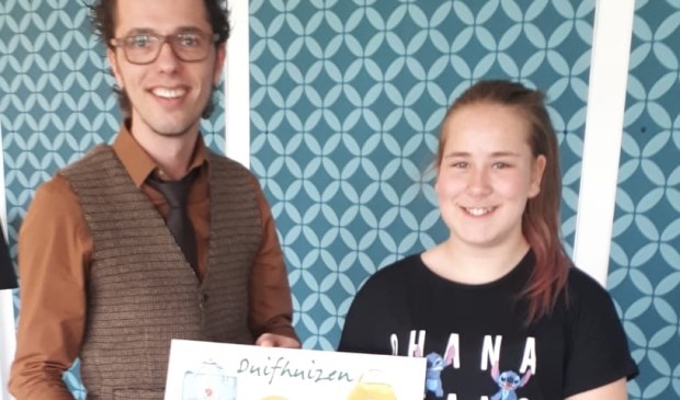 • Naomi ontvangt een cheque van Duifhuizen.