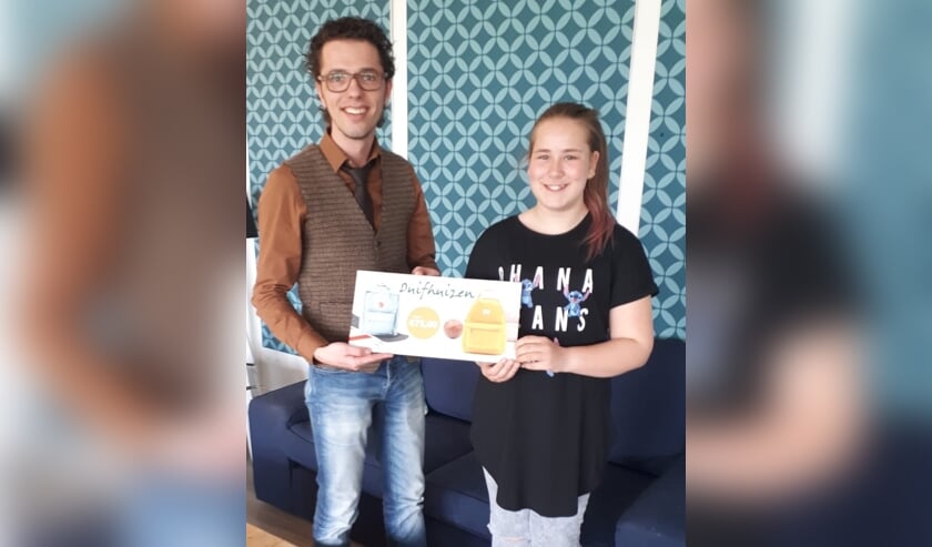 • Naomi ontvangt een cheque van Duifhuizen.