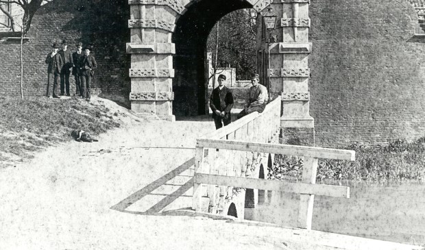 • De bewuste brug voor de Veerpoort, toen deze nog in gebruik was. Eén van de gewelven is vernield.