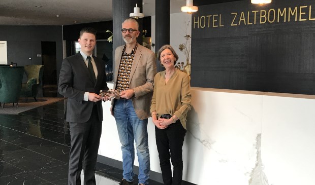 • Bestuursleden van Voedselbank Bommelerwaard ontvangen de vouchers bij hotel Van der Valk.