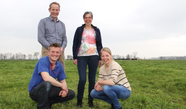 • Vlnr: Rokus, Teunis Jacob, Nelie en Anja.
