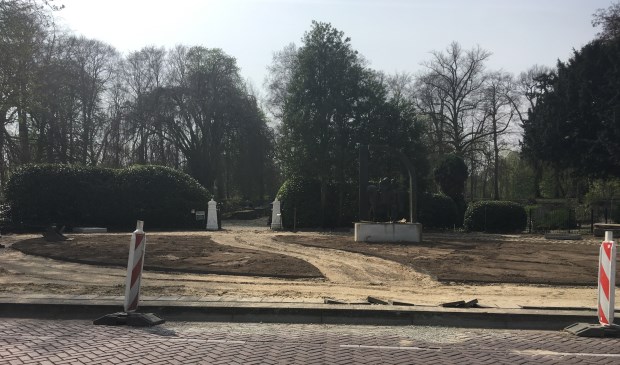 • Het plein voor de begraafplaats wordt opnieuw ingericht en is op tijd klaar voor de Dodenherdenking op 4 mei.