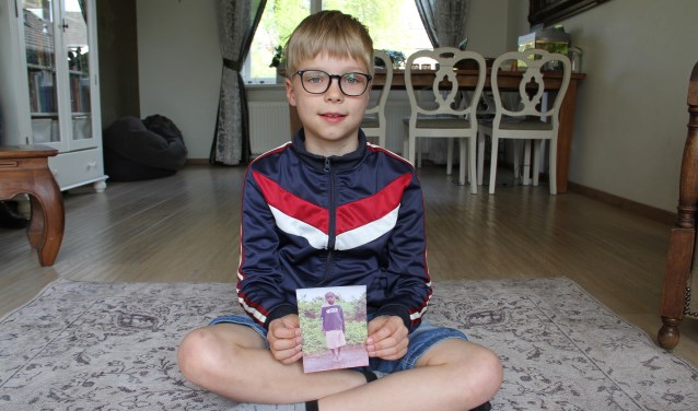 • Elias met een foto van Estella uit Burundi.