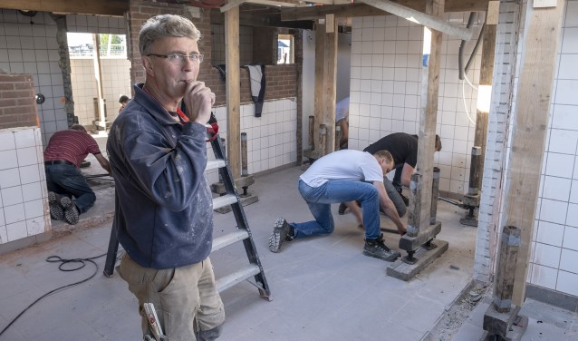 • Met de scheidsrechtersfluit kregen de vrijwilligers het seintje om tegelijkertijd de vijzels aan te draaien.
