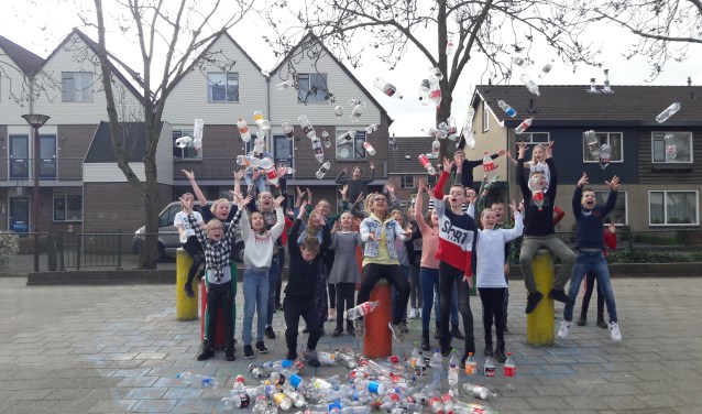 Groep 7/8 met de ingezamelde flessen