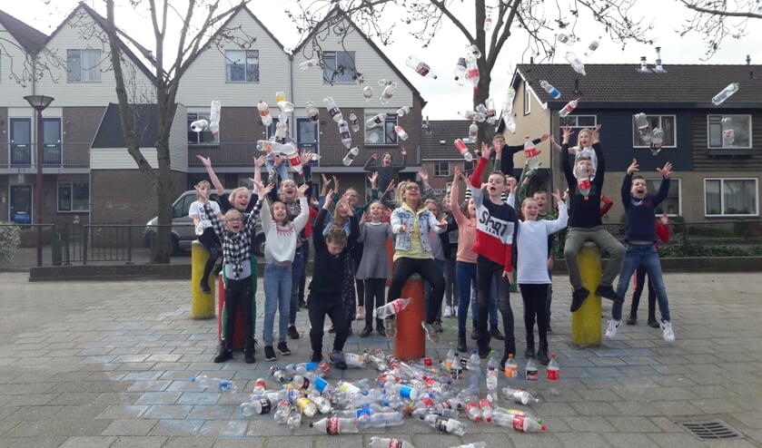 Groep 7/8 met de ingezamelde flessen